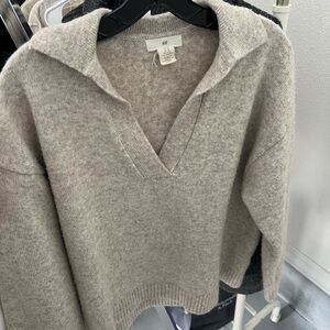 H&M Women's V-Neck Sweater in Light Gray